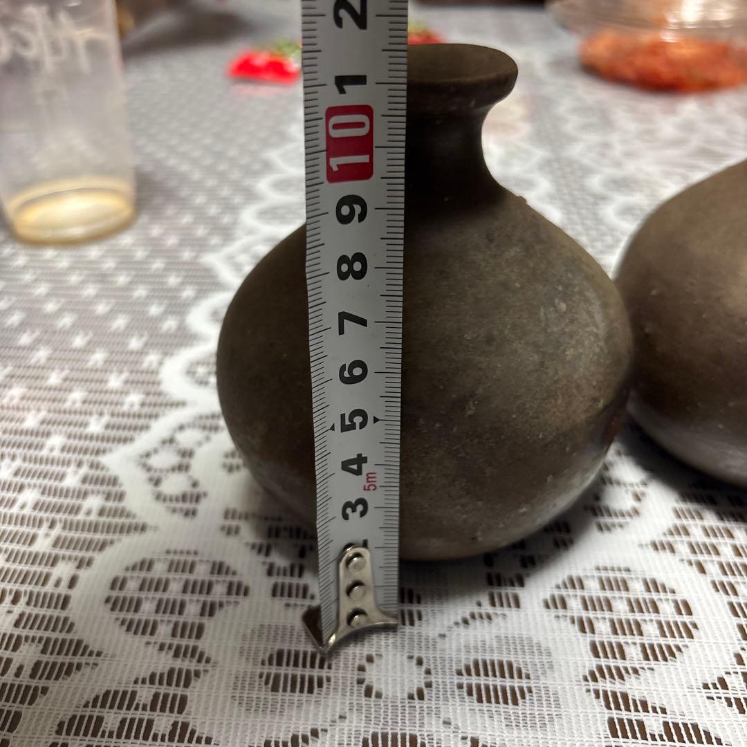 ダークブラウンの陶器製の花瓶