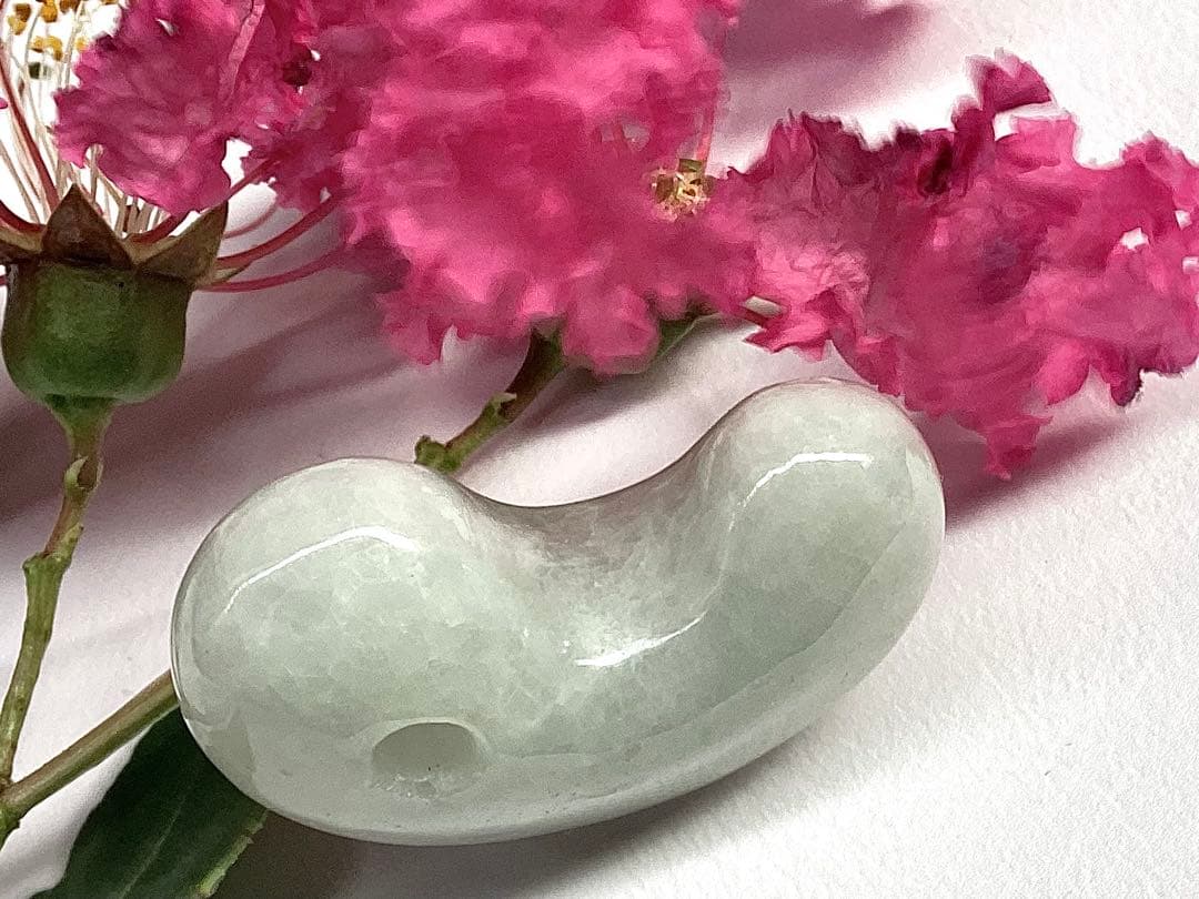 ✳40万円以上の勾玉‼️糸魚川翡翠*本物硬玉　お守りにアイスジェイド氷紋様　鑑別書