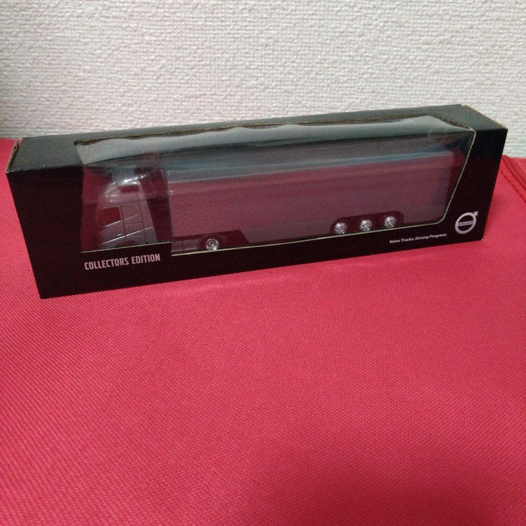 VOLVO FH トラクター&バンセミトレーラー(1/87スケール)