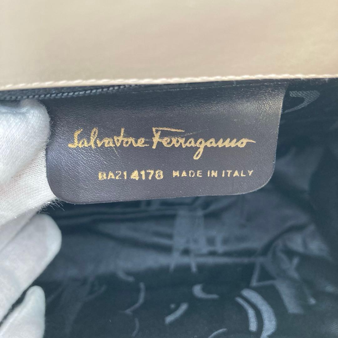 サルヴァトーレフェラガモ ヴァラ 2way レザー ハンドバッグ オフホワイト