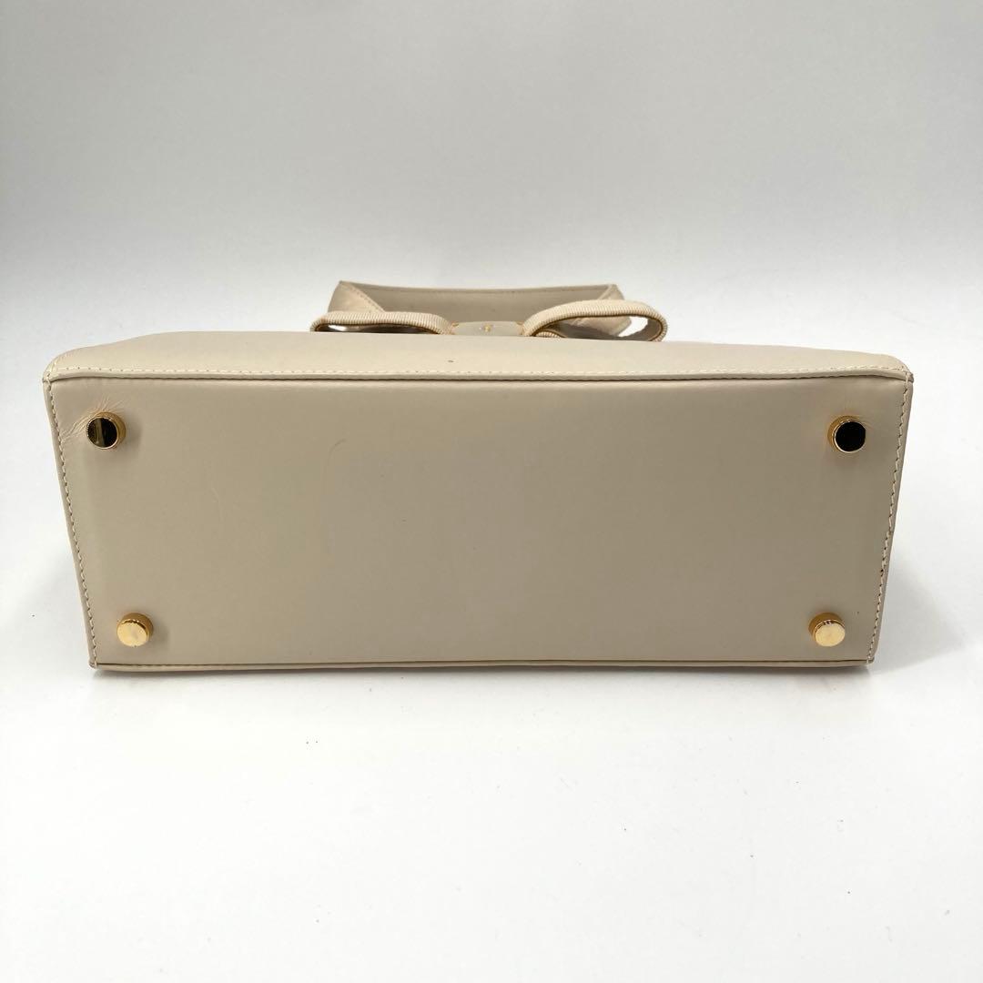 サルヴァトーレフェラガモ ヴァラ 2way レザー ハンドバッグ オフホワイト