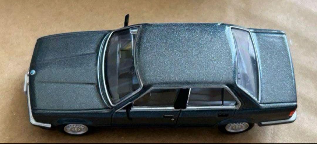 トミカリミテッドヴィンテージネオ BMW 325i 4ドア