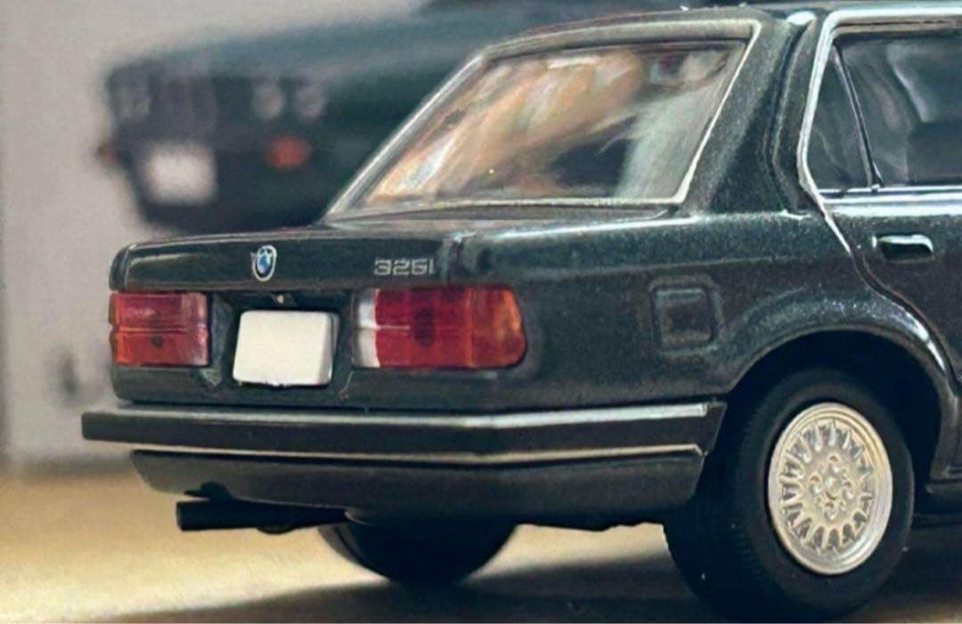 トミカリミテッドヴィンテージネオ BMW 325i 4ドア