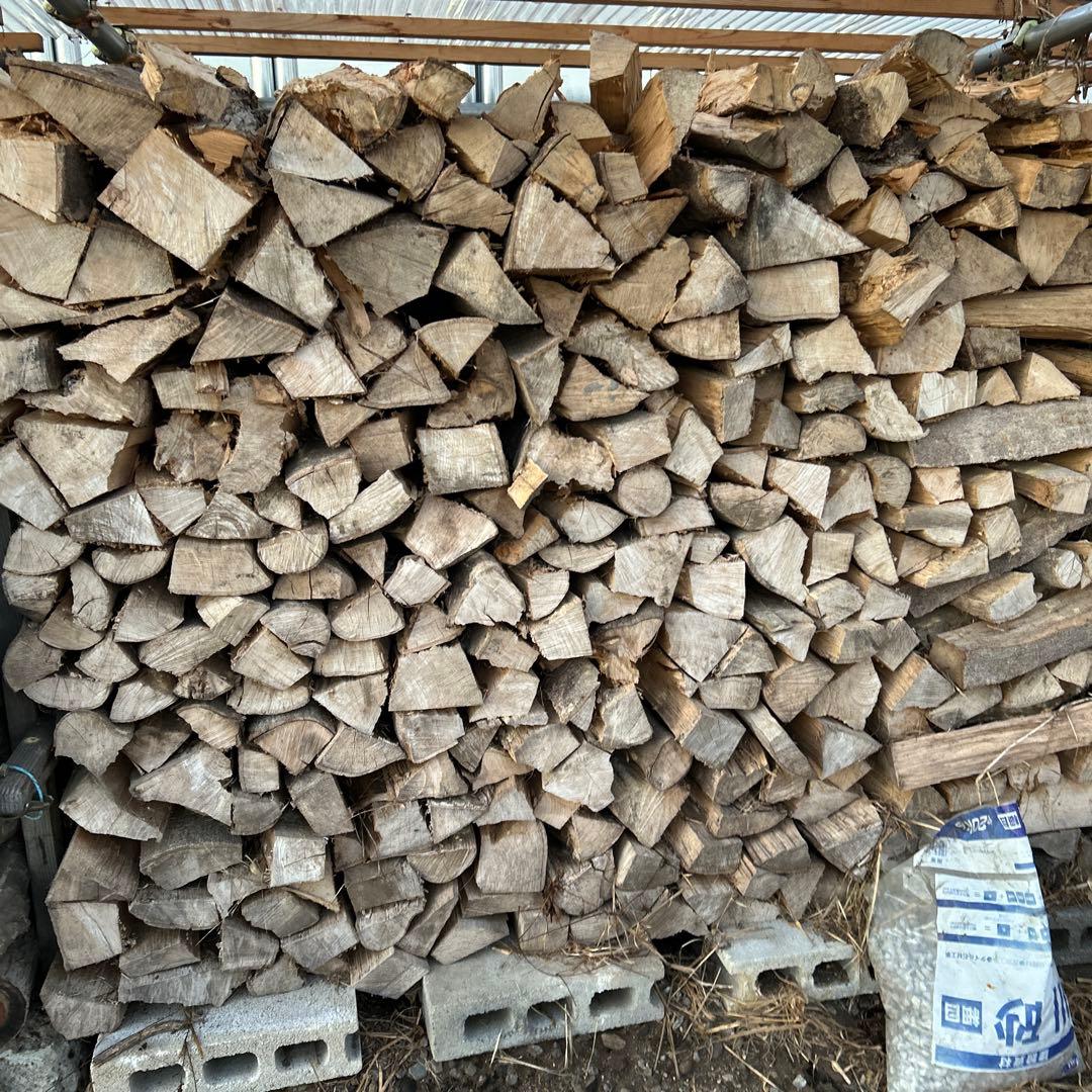 乾燥　薪　1㎥約300k 軽トラ平積み位 宇都宮インター近くです。引取り限定