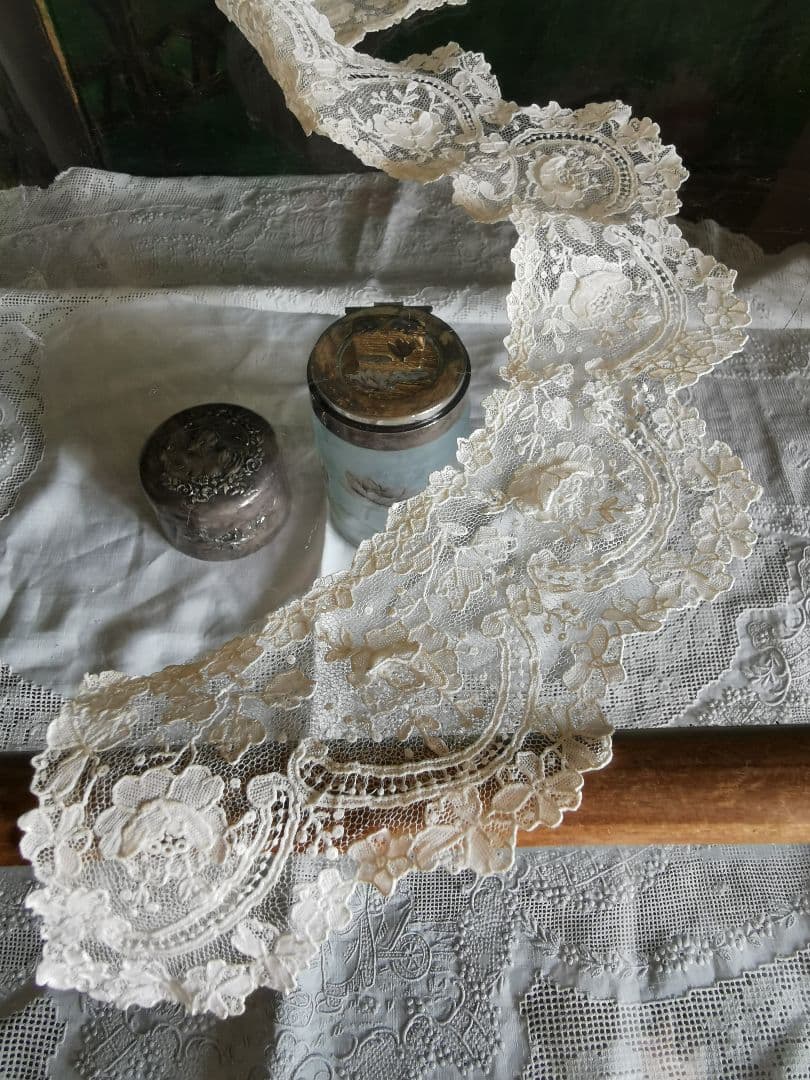 アンティークベルギー ポワンドガーズローズ ９輪の立体薔薇 レースカラー 付け襟