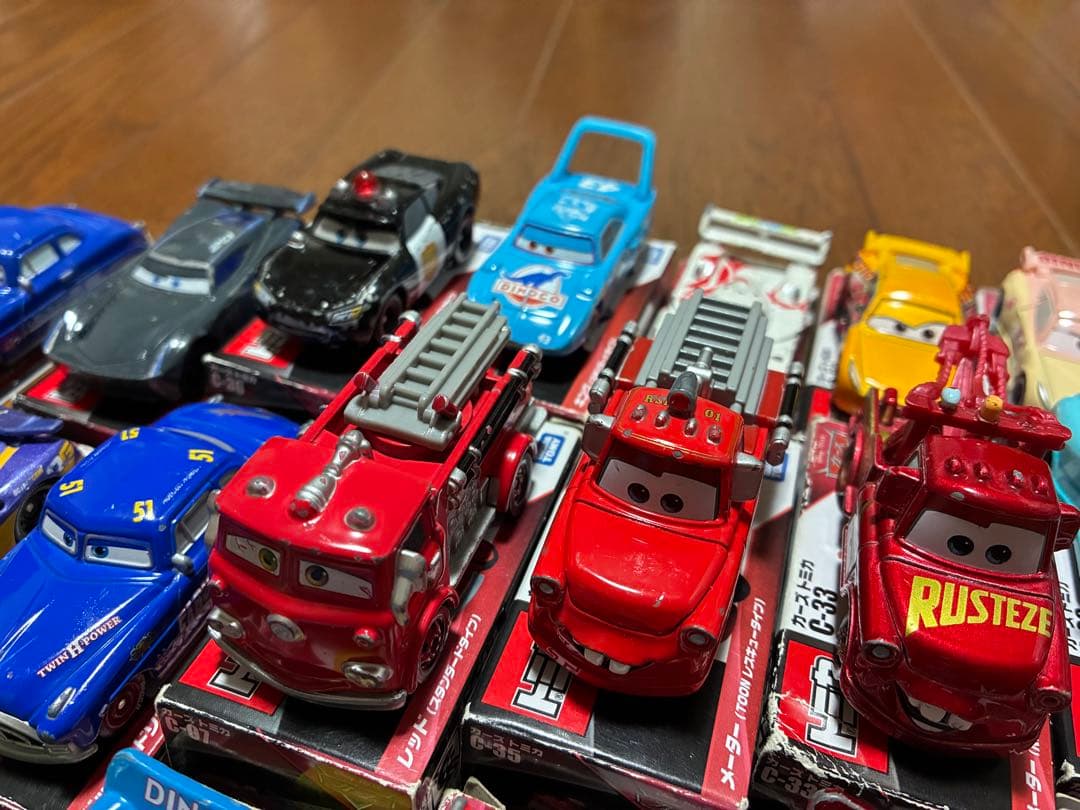 カーズトミカ たくさんのせよう！大きなマック トレーラー　　トミカ49台セット