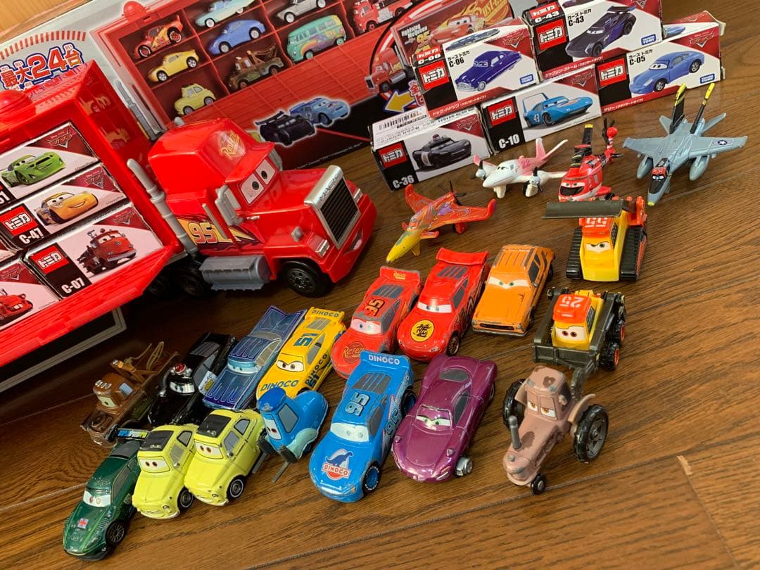 カーズトミカ たくさんのせよう！大きなマック トレーラー　　トミカ49台セット