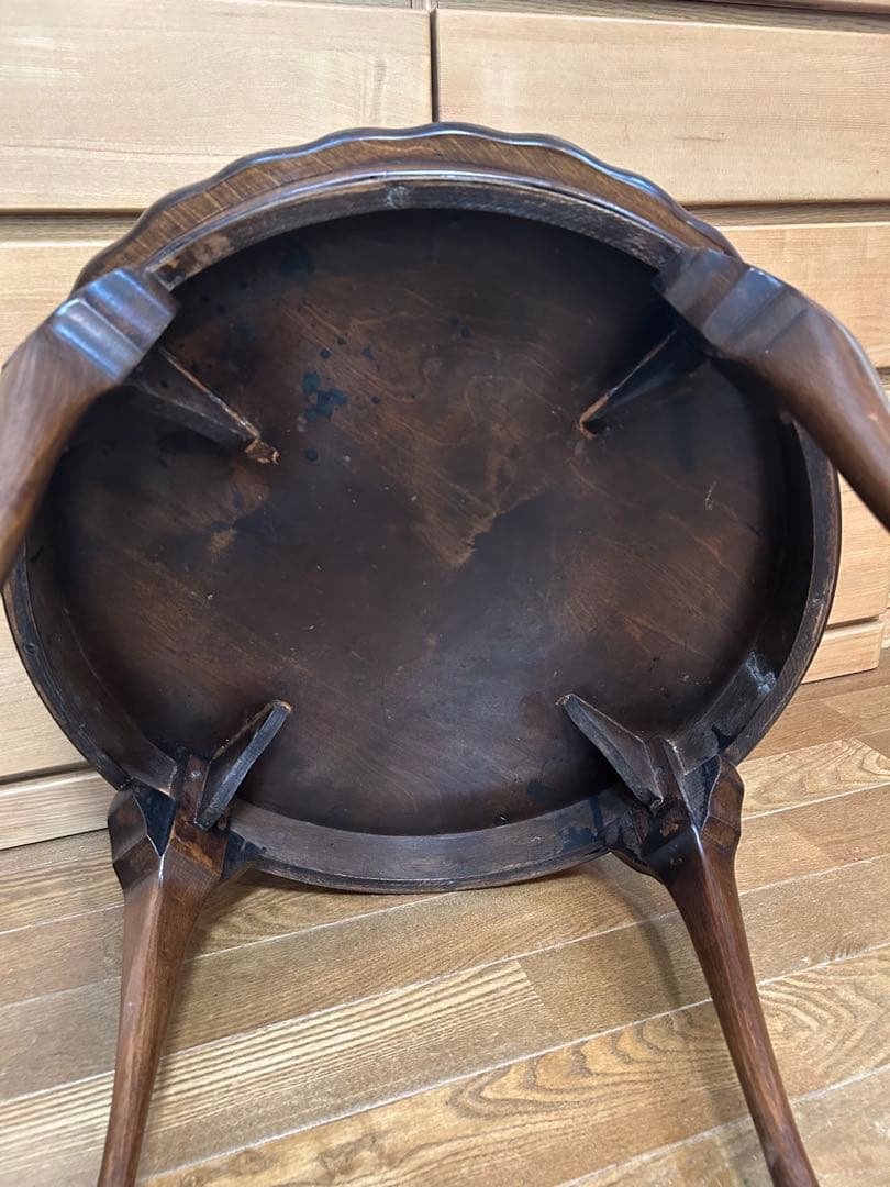 イギリス　アンティーク　コーヒーテーブル　猫脚　フリルの丸テーブル