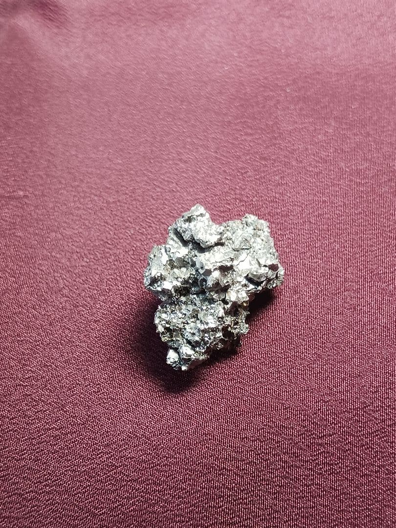 玉鋼　日本刀の元祖、真髄 三日三晩製作して完成される。 玉鋼の紹介です。