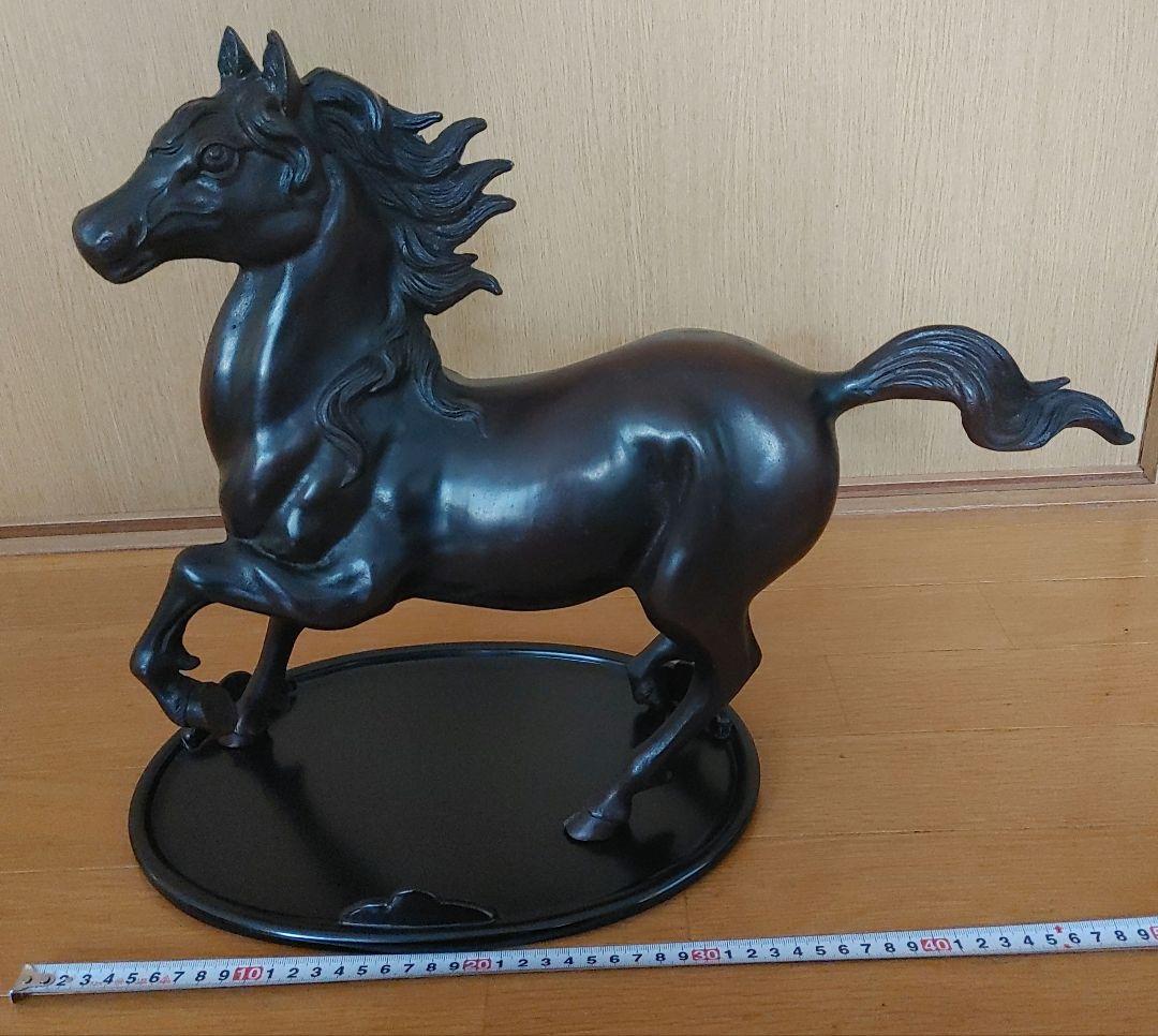 馬の金属製彫刻 走る姿勢