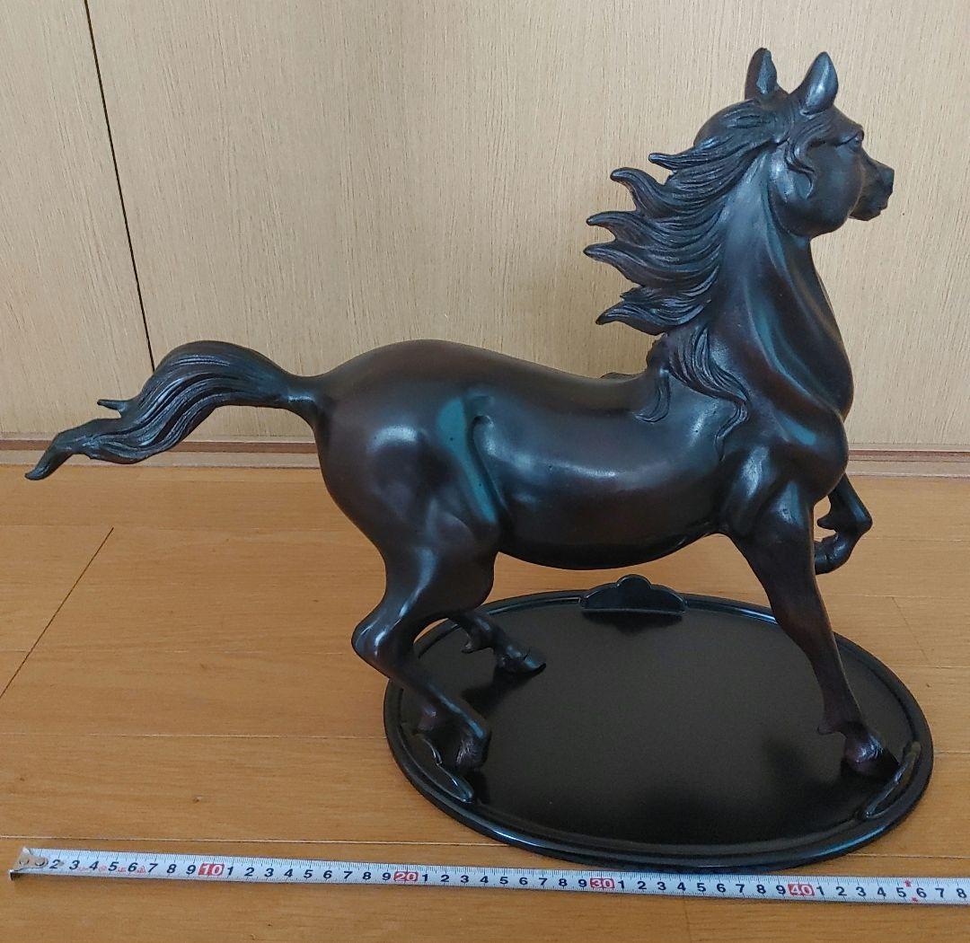 馬の金属製彫刻 走る姿勢