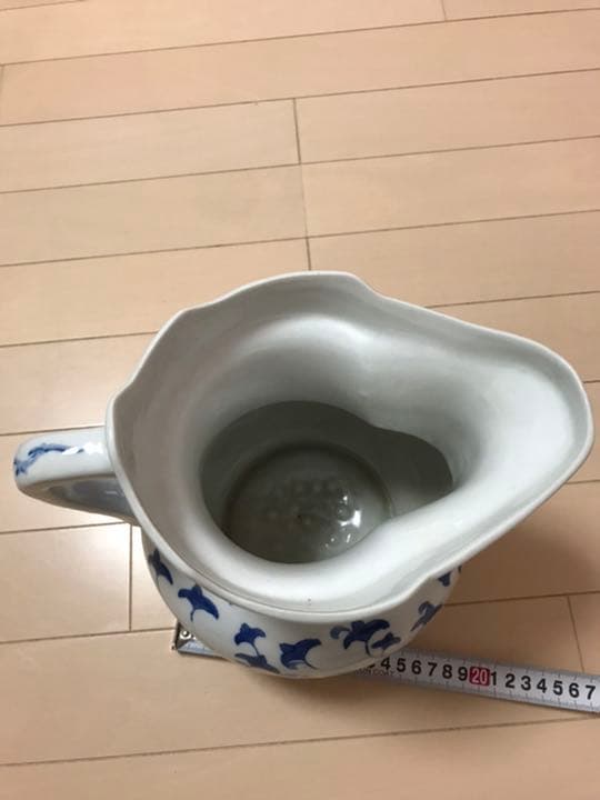 中国明時代　永楽年製　青花(染付)の花柄モンク壺