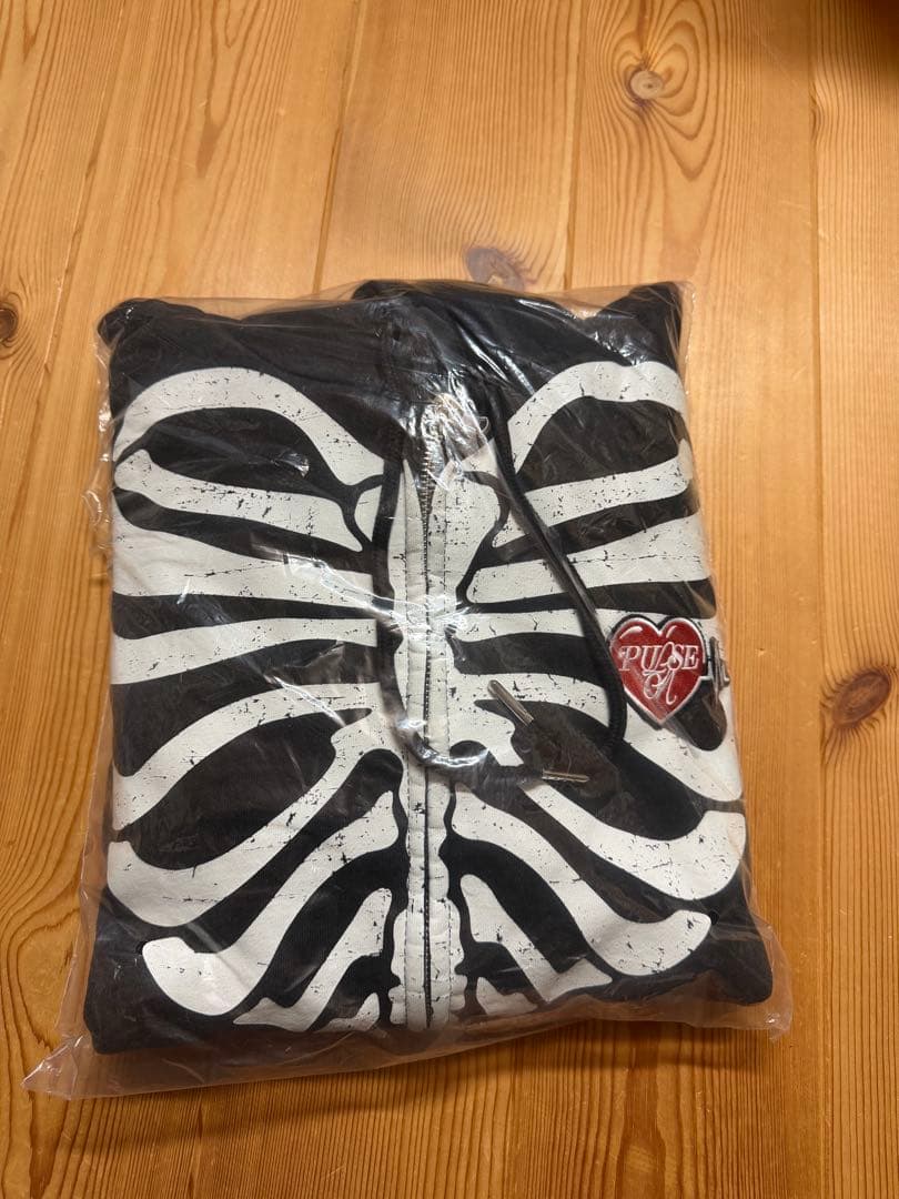 TREASURE PULSE ON ジップアップ フーディー（BLACK） M