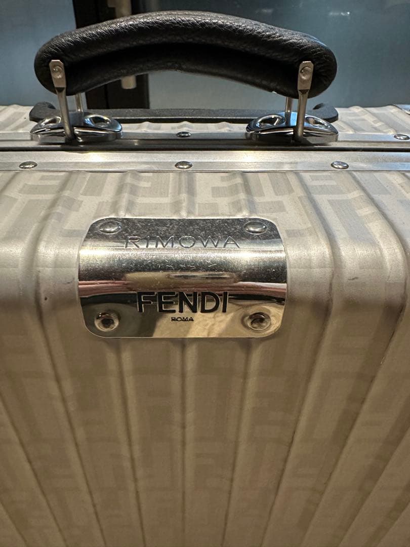 Fendi シルバー キャリーケース 中型