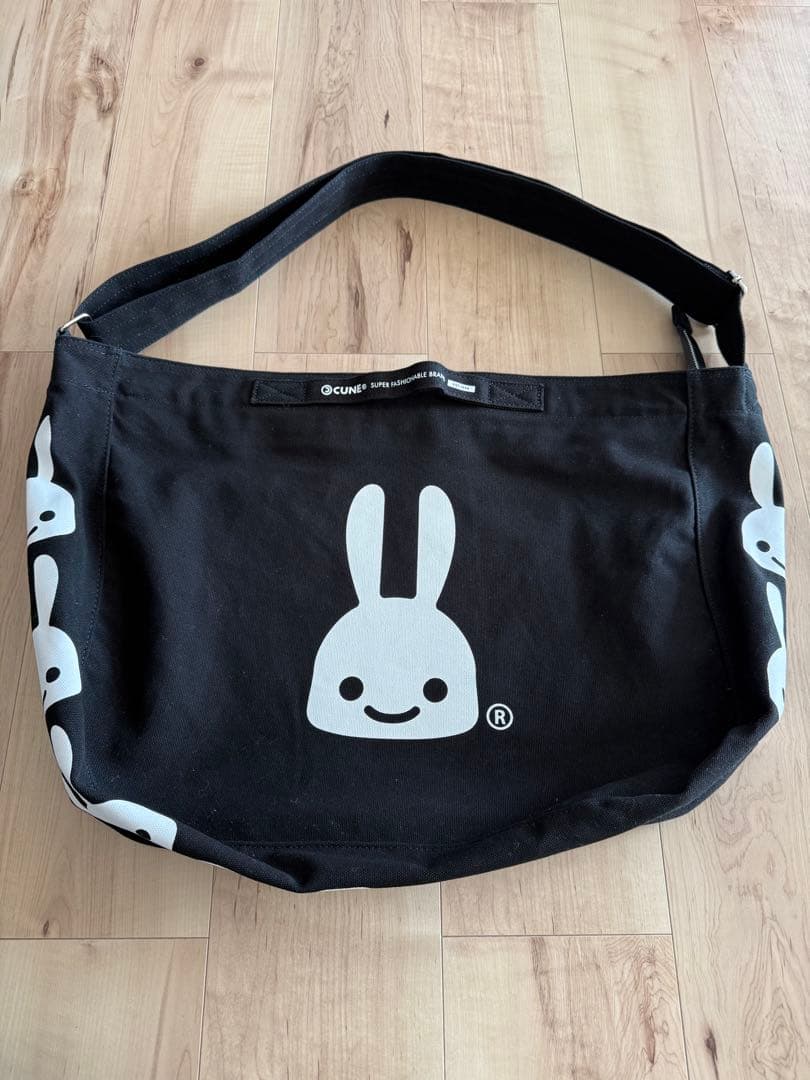 キューン　デザイン ショルダーバッグ　男女兼用