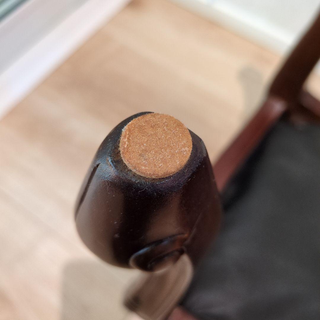 クリーム色の彫刻入りスツール