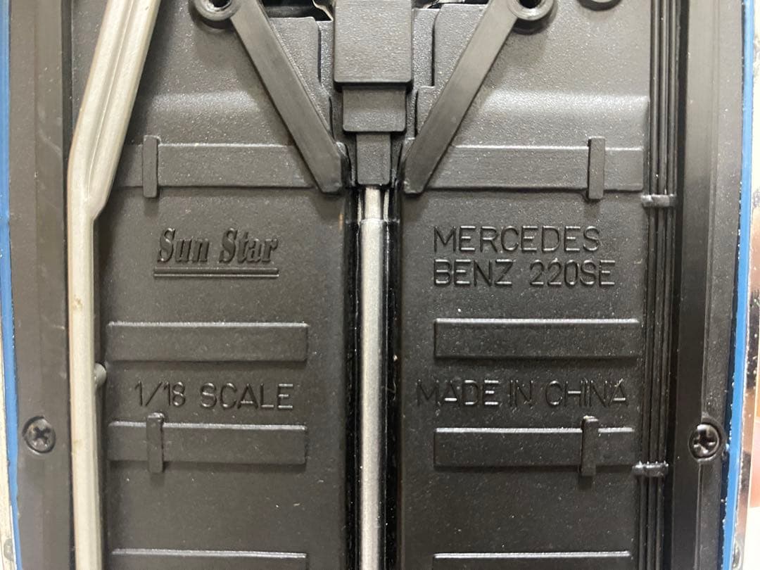 ミニカー Sun Star Mercedes-Benz 220SE 1/18