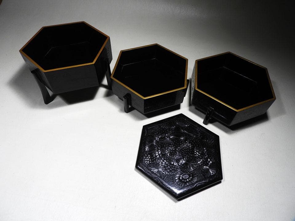 ●旧家名品 三つ重ね 亀甲形 菓子重箱 華やかな菊尽くし 美品 明治 大正 箱付