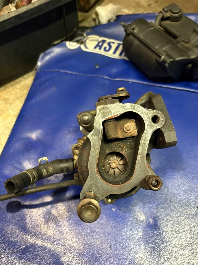 ジムニーjb23の３型純正タービン　10万キロ車体から取り外し。