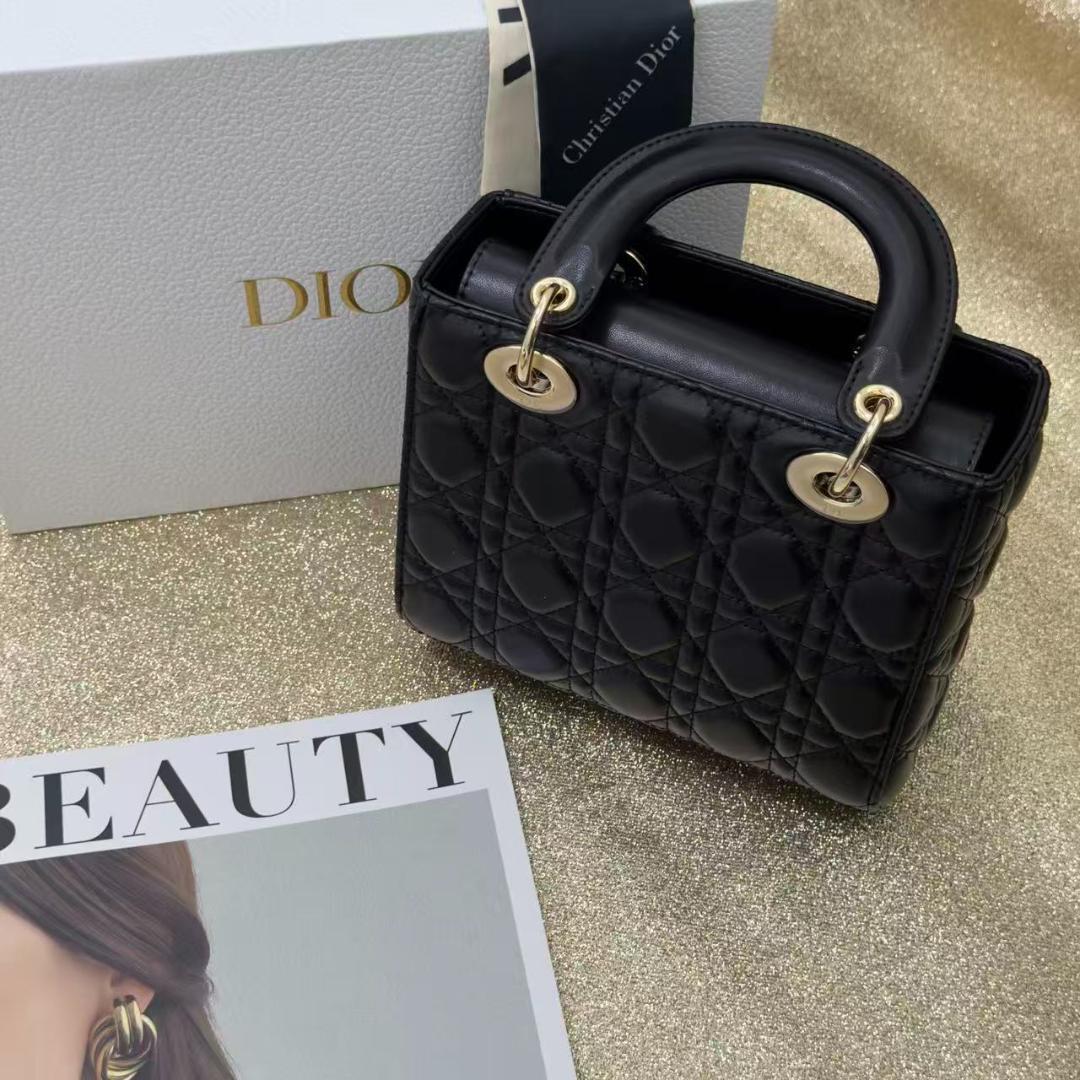 ロゴチャーム ラムスキン ショルダー 24時間以内発送