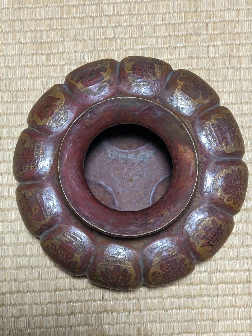 ♦銅器鎚起目 阿古陀形 草花文様 三足 壺 花器 花活け 置物 ペルシャ 骨董品