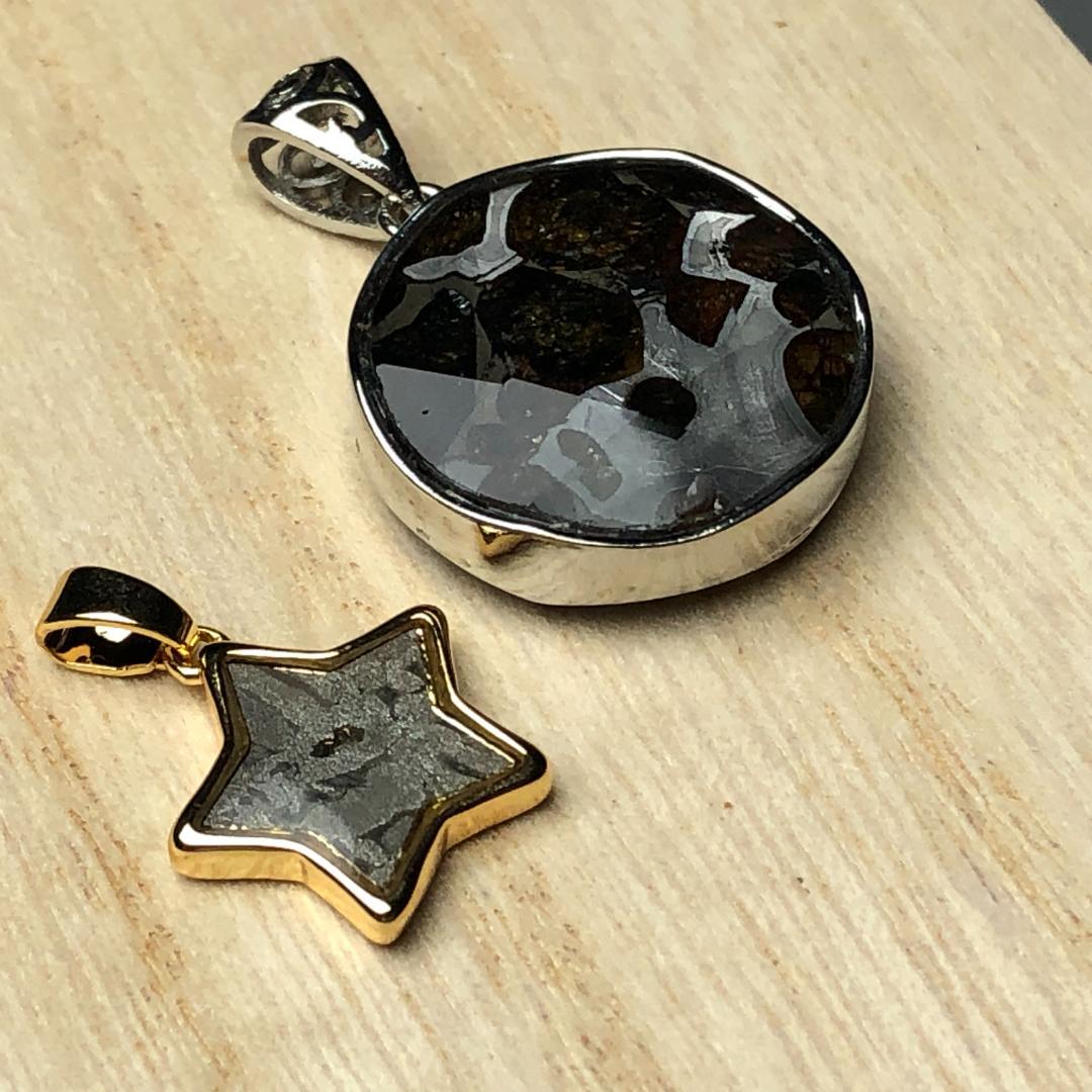 パラサイト隕石　アルタイ隕石 ペンダントトップ　隕石　2点 重さ約8ｇ　共箱