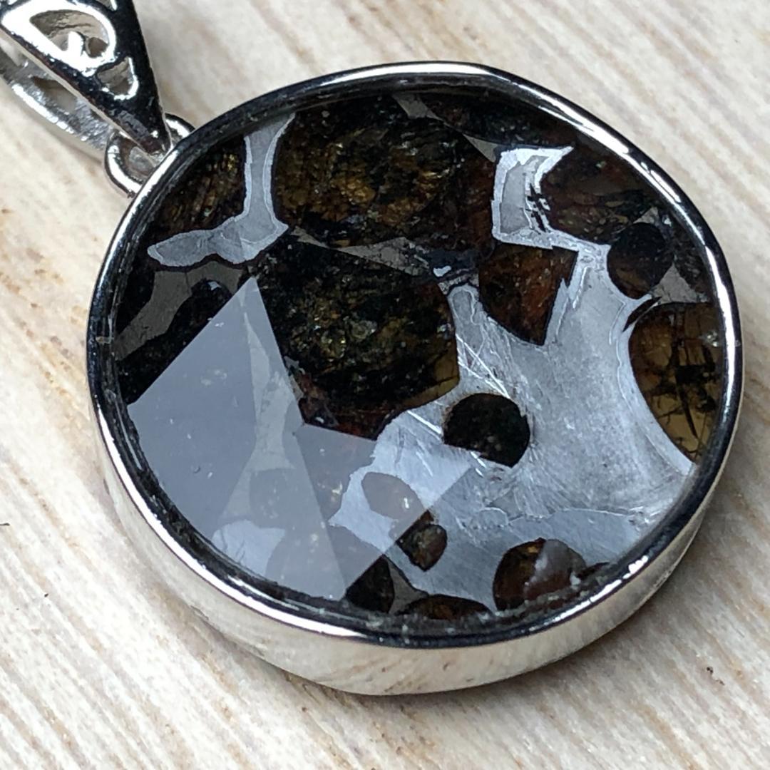 パラサイト隕石　アルタイ隕石 ペンダントトップ　隕石　2点 重さ約8ｇ　共箱