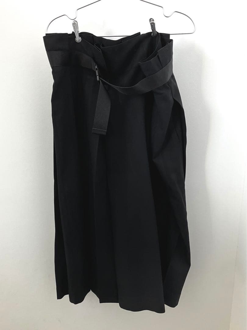 ミーイッセイミヤケ　黒のバックル付きキュロットパンツ