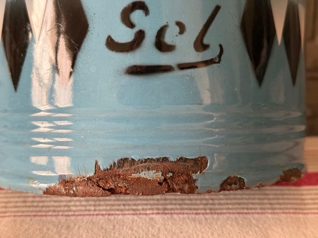 フランスアンティーク　ブルーのホーローのSEL缶