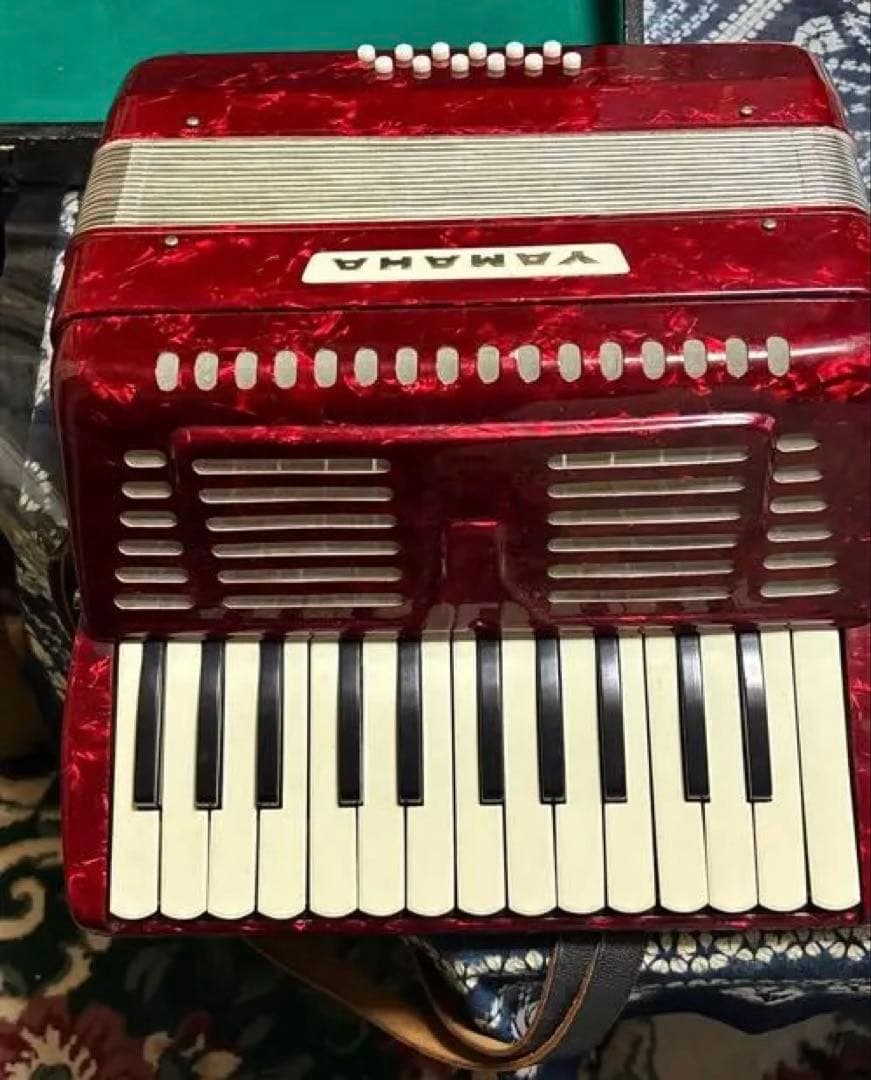 ケース付き　YAMAHA アコーディオン 赤 25鍵 12ボタン