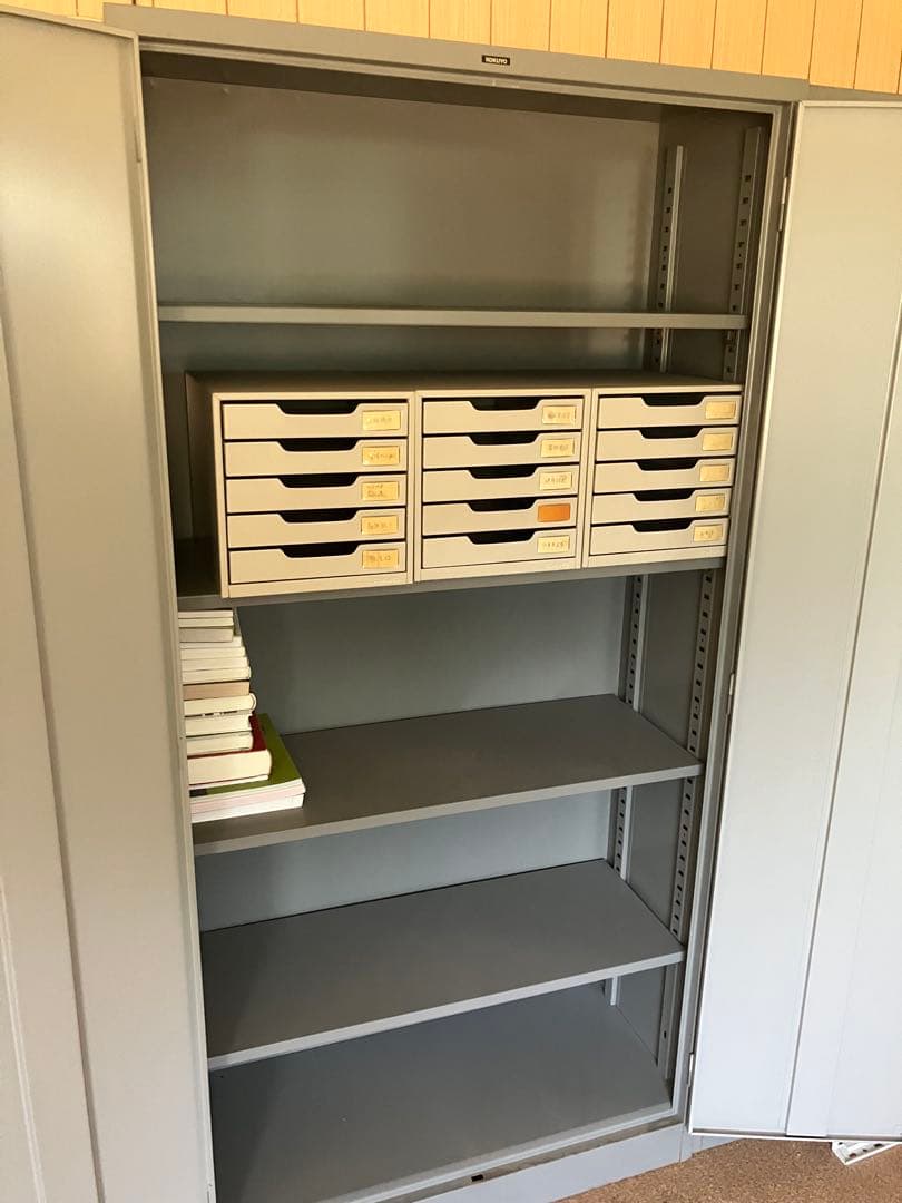 鍵付きグレーキャビネット