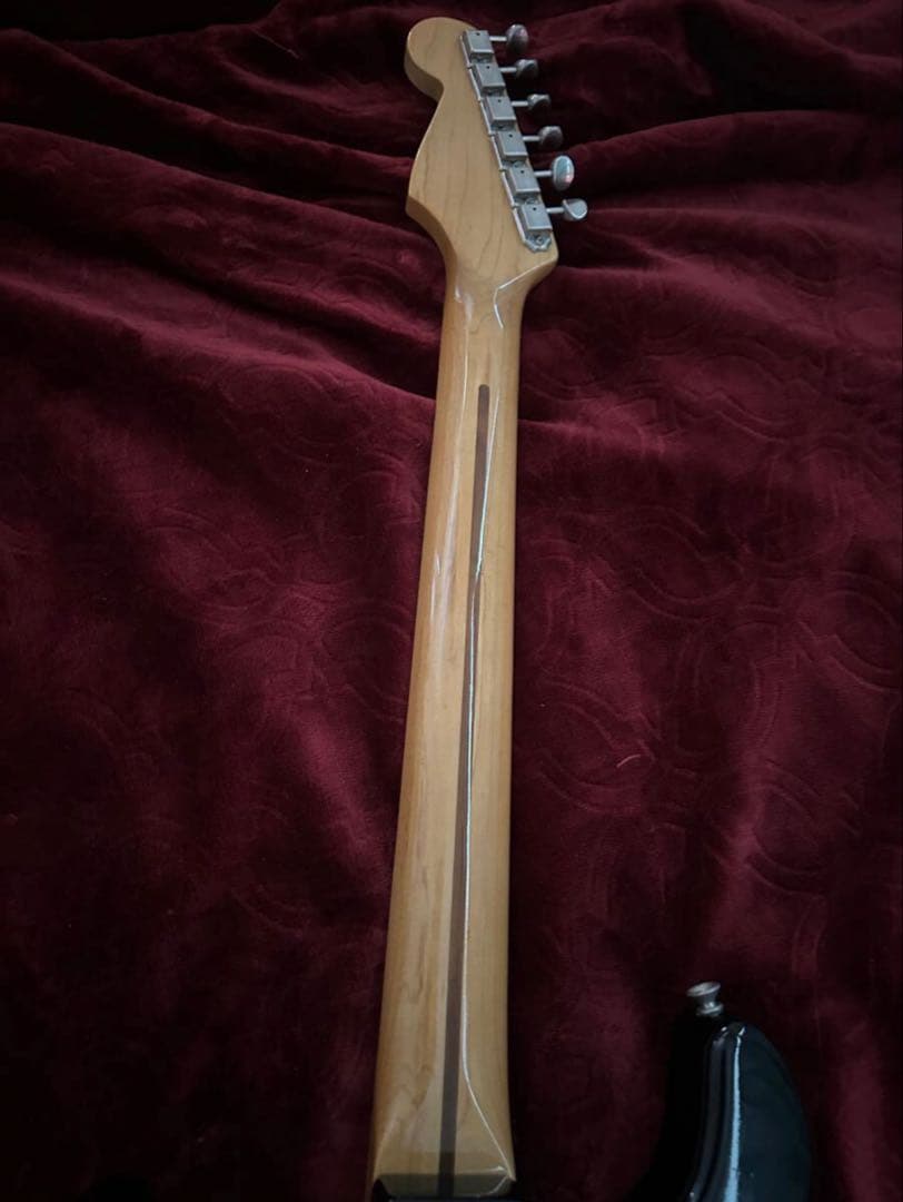 1/5まで割引★fenderストラト マルチレイヤー 黒／赤　AVRI アメビン