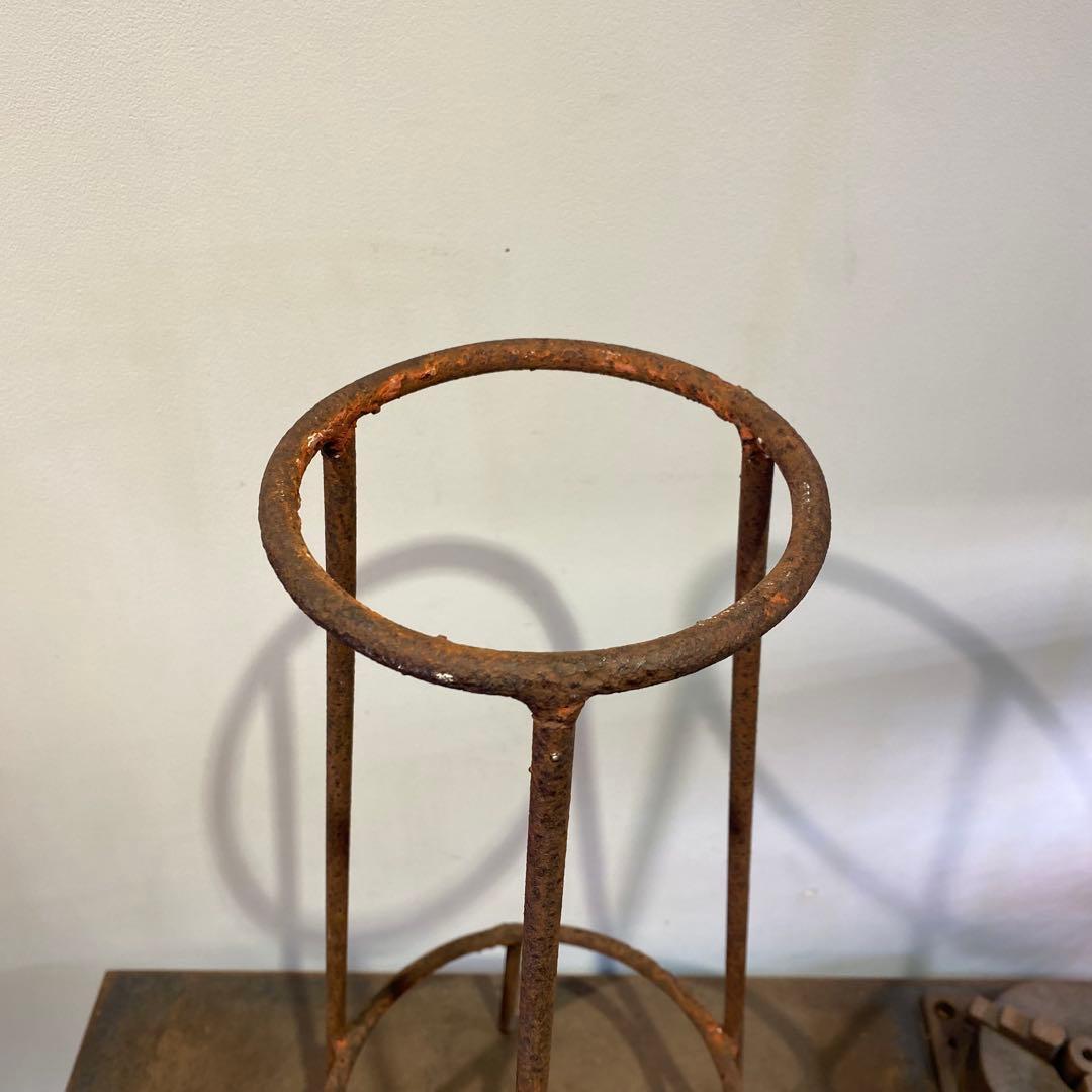 錆びた鉄の六本脚二段スタンド