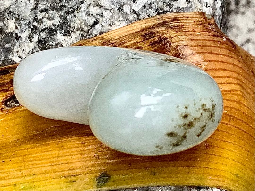 ✳今年2個目のトロトロ勾玉‼️ 酸化鉄入り糸魚川翡翠　抜群全面透過　鑑別書取得品‼️