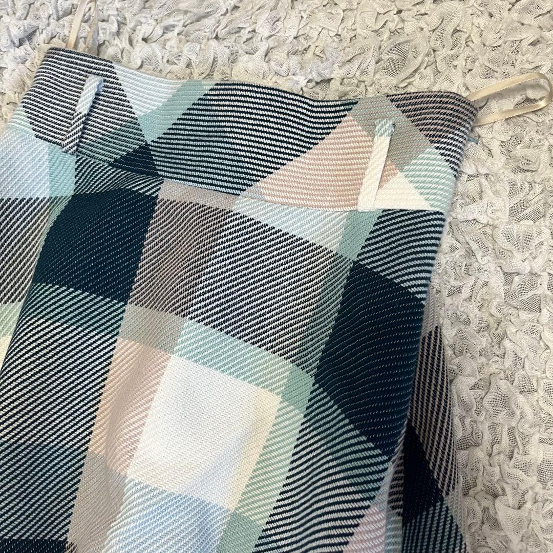 美品【ブルーレーベルクレストブリッジ】フレアスカート 総柄 チェック 白 青