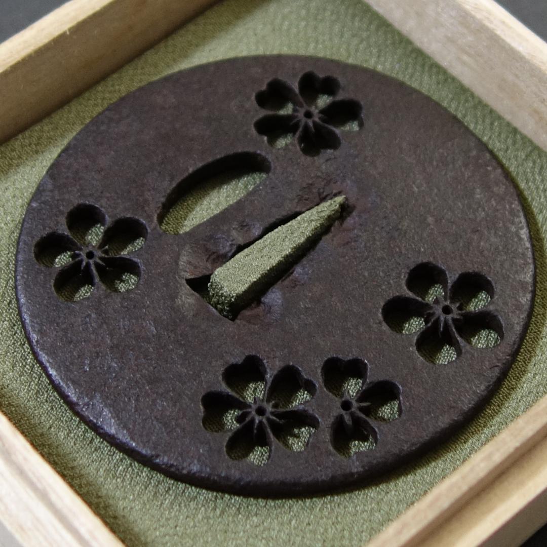 【 梅桜花小透鍔 】 鍔 鐔 鉄地 透鍔 刀装具 武具 骨董 江戸時代