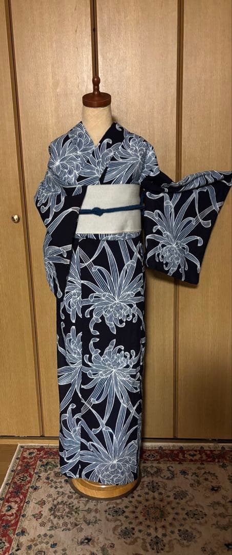 注染浴衣　本藍染　筒がき？　 ダイナミックな乱菊文様　雰囲気のある浴衣です。