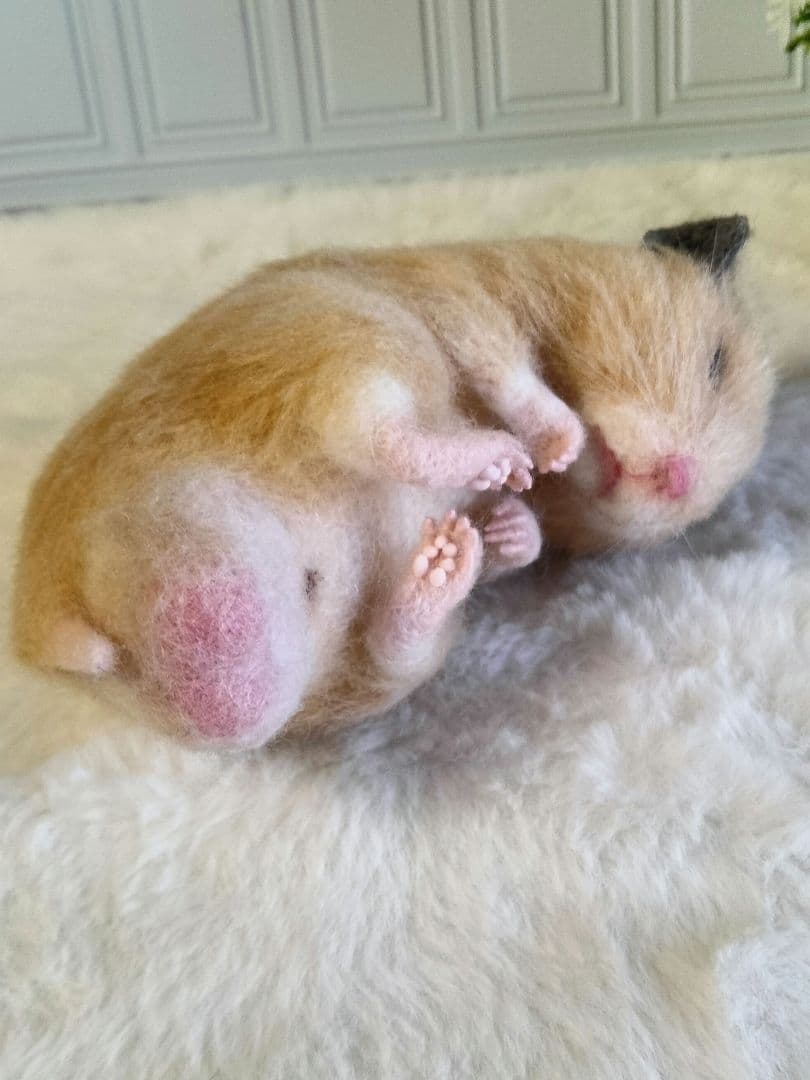 羊毛フェルト　すやすや眠るキンクマ