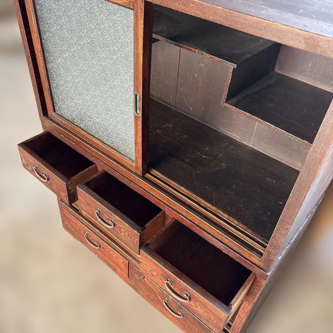 伝統的な日本の木製箪笥　昭和ガラス