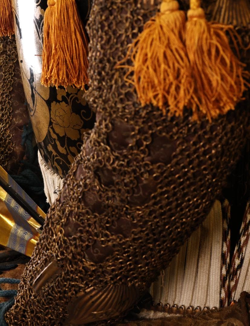 BY05　甲冑　具足　五瓜に唐花家紋唐草胴　獅子噛み前立　鎧櫃付き　兜　武具