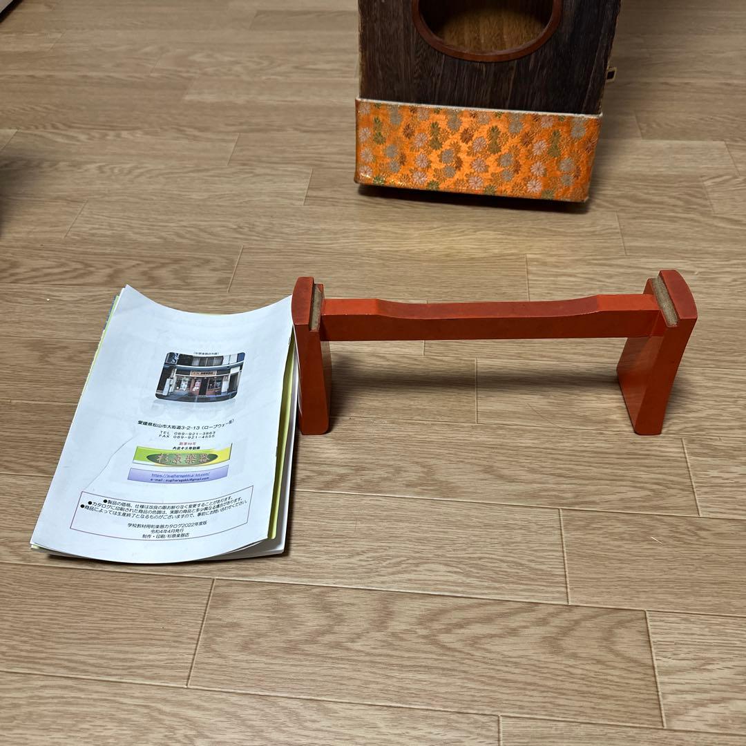 大型木製琴 13弦 金色装飾付き