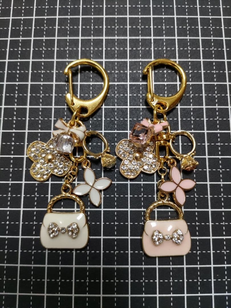 ハンドメイドチャーム　キーホルダー　キラキラカメリア　黒系　他おまとめ