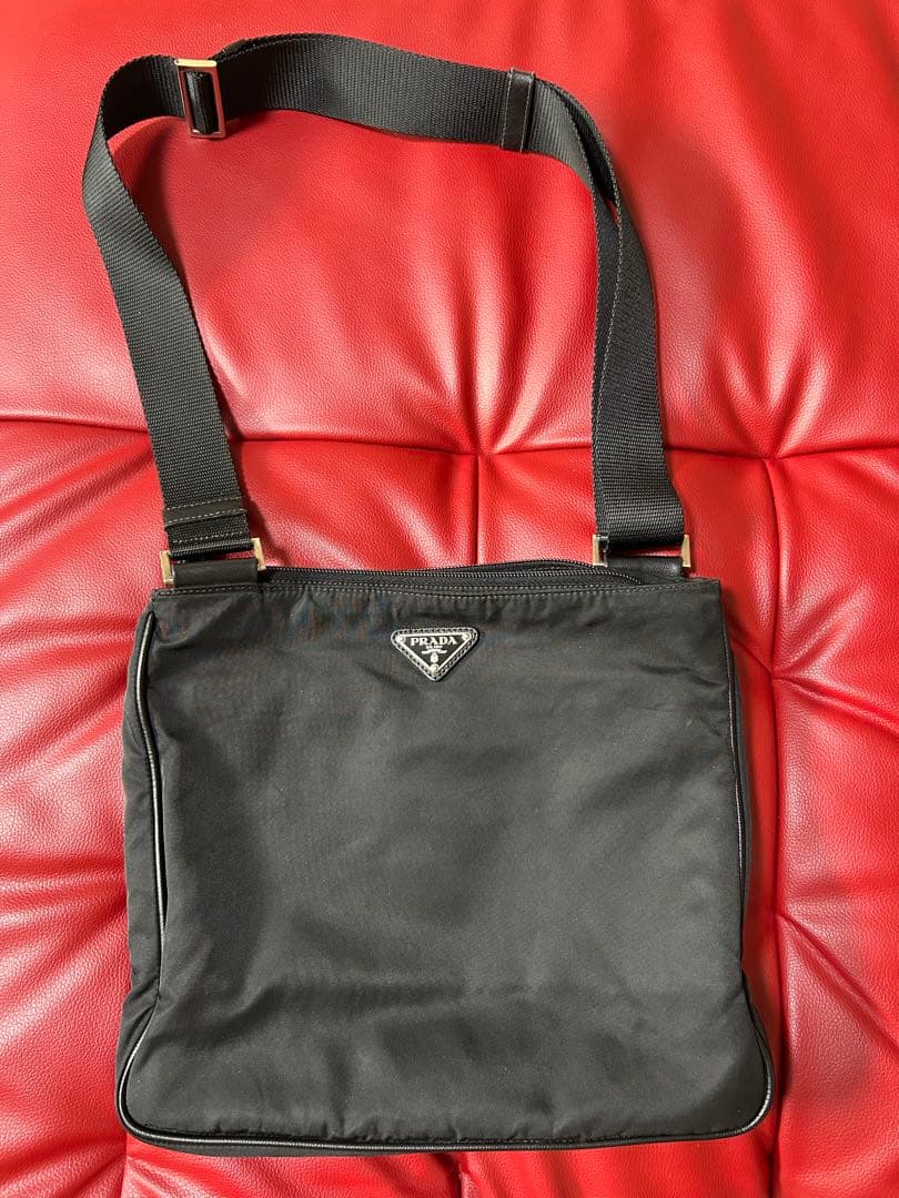 PRADA プラダ　ショルダーバッグ　斜めがけ　三角ロゴ