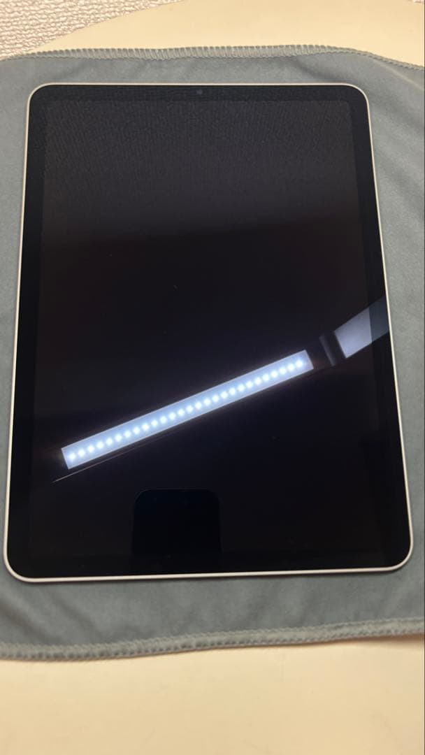 iPad Air （第5世代）シルバー 本体　+　キーボード