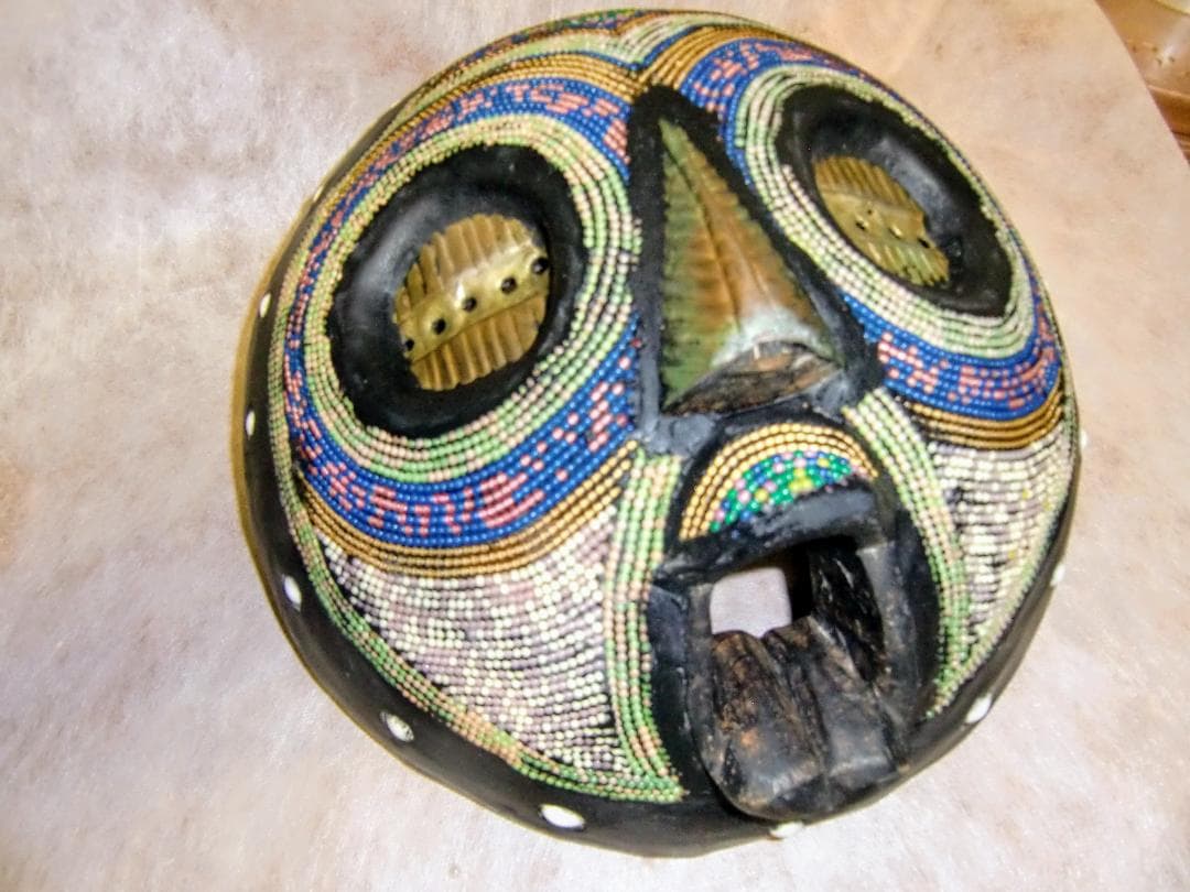 アフリカ　木彫りのマスク　ビーズ装飾