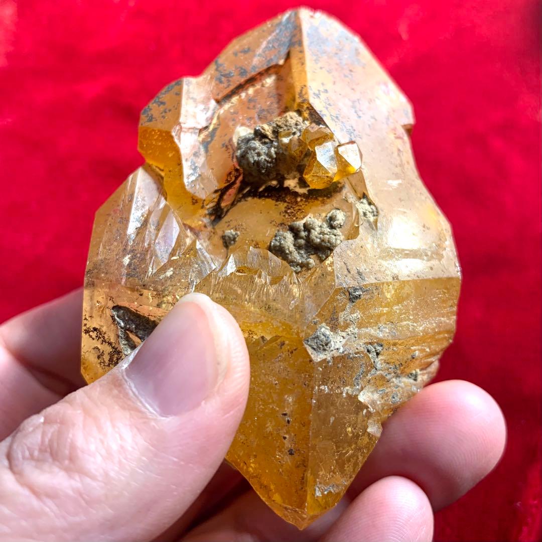 珍品！酸化鉄の被膜により黄色い巨大フェンスタークォーツ