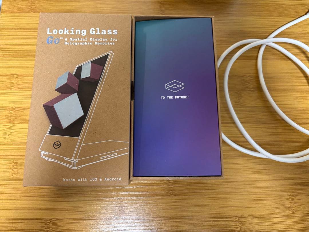 Looking Glass Go ホワイト ポケットサイズの空間AIディスプレイ