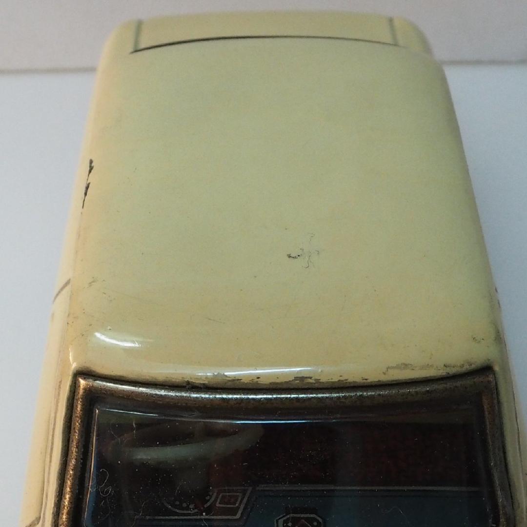 萬代屋【ダットサン ブルーバード410 2ドア白リモコン欠】ブリキ製ミニカー箱無