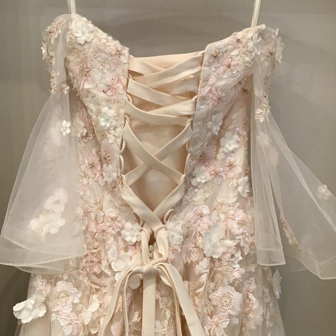 花刺繍オフショルダープリンセスラインウェディングドレス