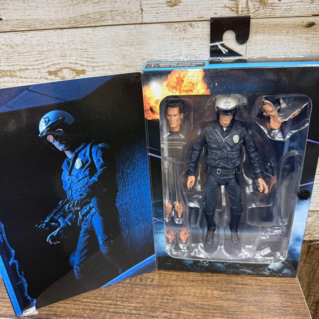 NECA T-1000 Motorcycle Cop フィギュア